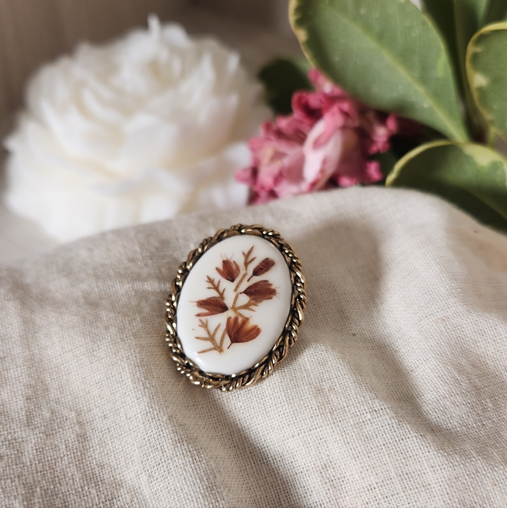 Vintage-Inspired White & Brown Floral Oval Brooch/Pendant
